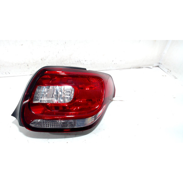 Światło tylne nadwozia z prawej Citroën DS3 (SA) (2010 - 2015) Hatchback 1.4 HDi (DV4C(8HP))