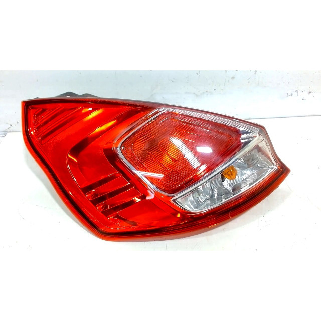 Światło tylne nadwozia z lewej Ford Fiesta VII (JA8) (2010 - 2015) Hatchback 1.6 TDCi 95 (T3JA(Euro 5))