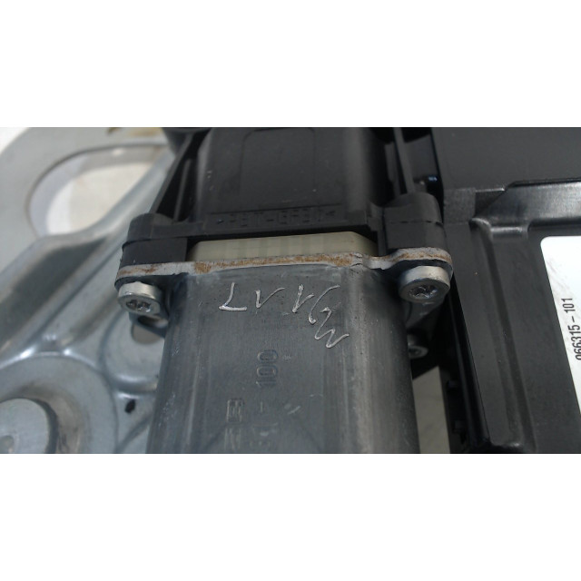 Mechanizm sterowania elektrycznego szyby drzwi przednich lewych Renault Scénic III (JZ) (2009 - teraz) MPV 1.4 16V TCe 130 (H4J-700(H4J-A7))