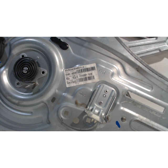 Mechanizm sterowania elektrycznego szyby drzwi przednich prawych Kia Sportage (SL) (2010 - 2016) Terreinwagen 1.7 CRDi 16V 4x2 (D4FD)
