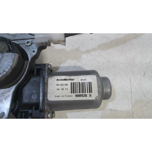 Mechanizm sterowania elektrycznego szyby drzwi przednich prawych Nissan/Datsun Note (E11) (2006 - 2012) MPV 1.6 16V (HR16DE)