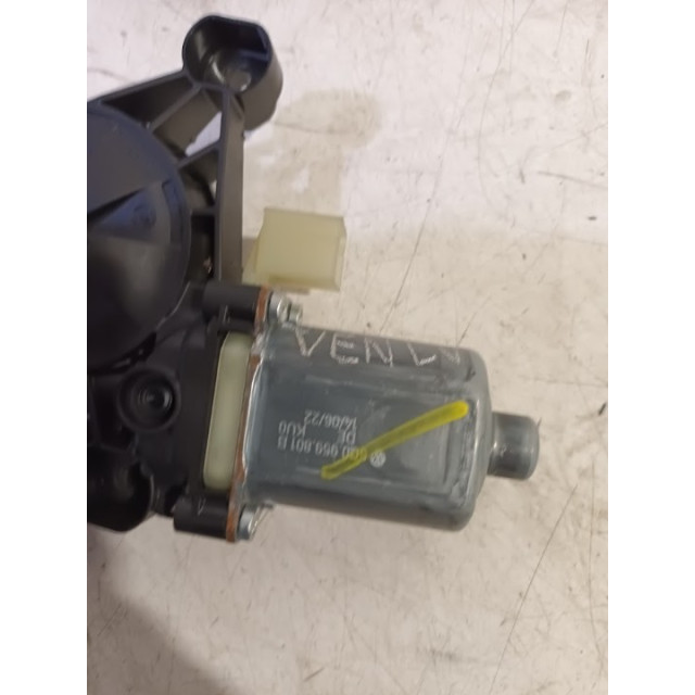 Silnik sterowanych elektrycznie szyb drzwi przednich lewych Skoda Superb Combi (3V5) (2017 - teraz) Combi 1.5 TSI Evo 16V (DPCA)
