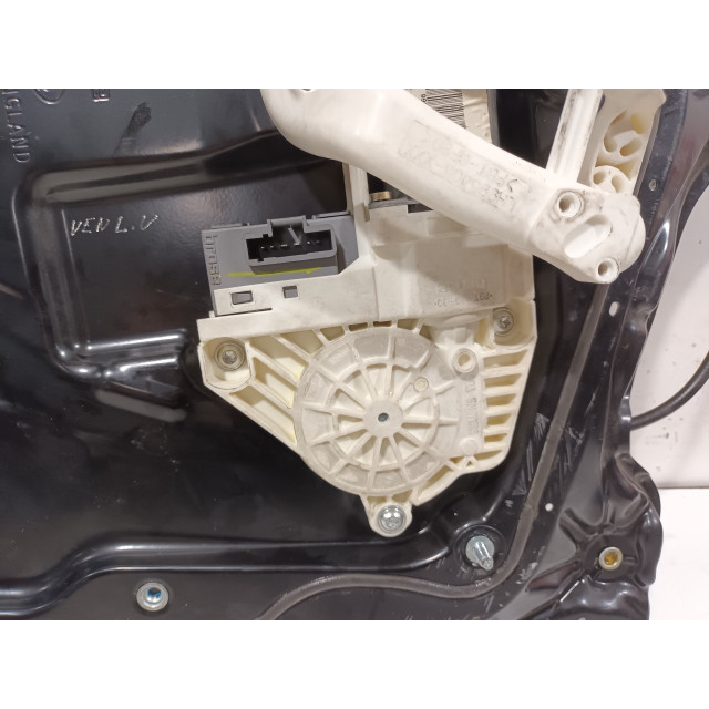 Mechanizm sterowania elektrycznego szyby drzwi przednich lewych Land Rover & Range Rover Discovery III (LAA/TAA) (2004 - 2009) Terreinwagen 2.7 TD V6 (276DT)
