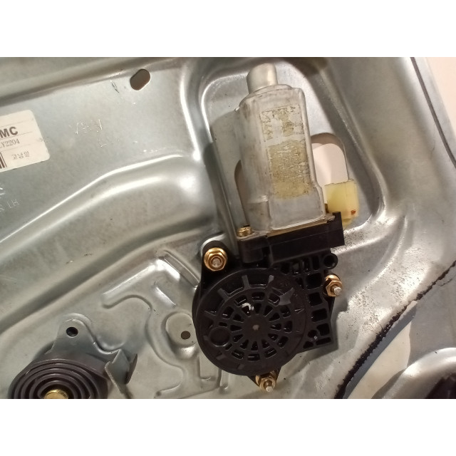 Mechanizm sterowania elektrycznego szyby drzwi przednich lewych Kia Sportage (JE) (2004 - 2010) Terreinwagen 2.7 V6 24V 4x4 (G6BA)