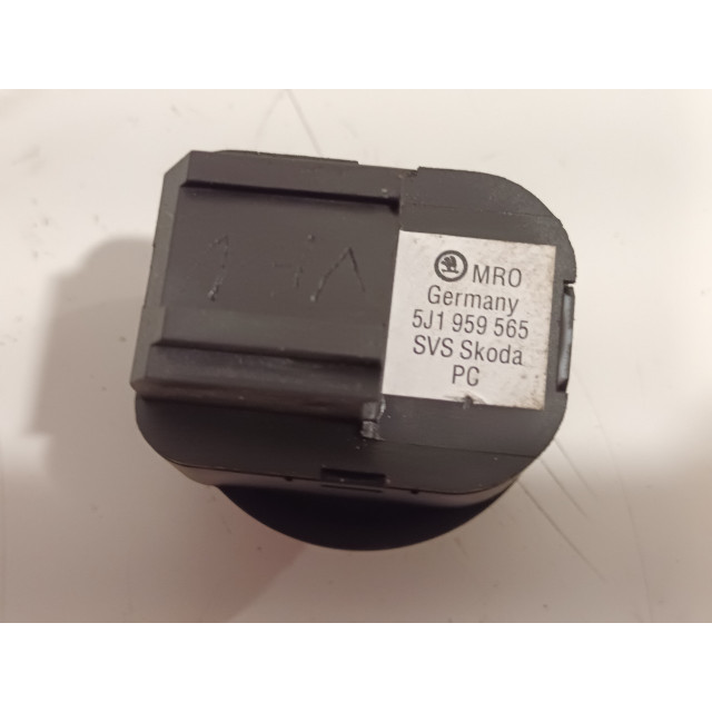 Przełącznik lusterek sterowanych elektrycznie Skoda Fabia II Combi (2010 - 2014) Combi 5-drs 1.2 TDI 12V Greenline (CFWA)