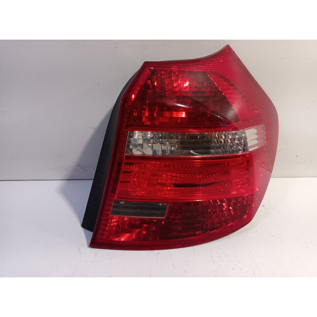Światło tylne nadwozia z prawej BMW 1 serie (E81) (2007 - 2011) Hatchback 3-drs 116i 1.6 16V (N43-B16A)