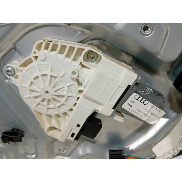 Mechanizm sterowania elektrycznego szyby drzwi przednich prawych Skoda Yeti (5LAC) (2009 - 2017) SUV 2.0 TDI 16V (CFHA)