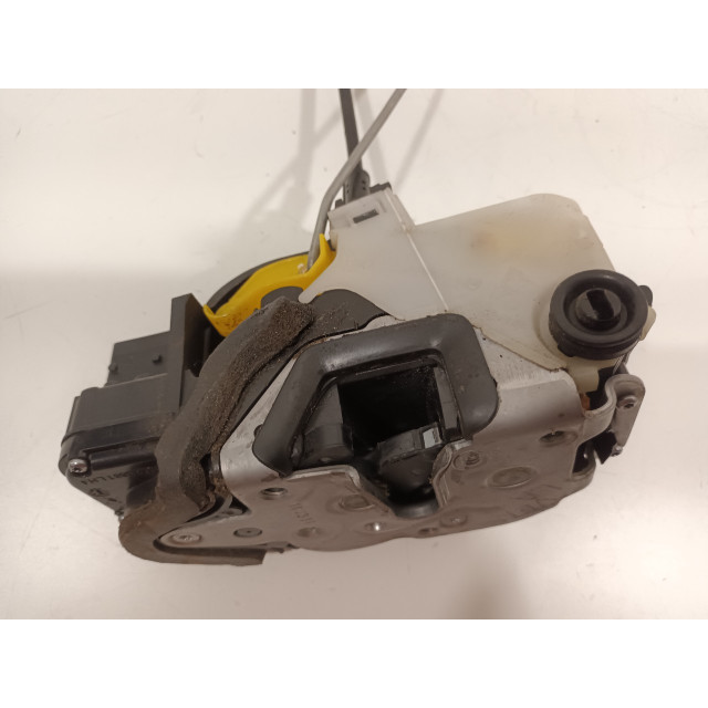 Mechanizm elektryczny centralnego zamka drzwi tylnych lewych Vauxhall / Opel Astra J Sports Tourer (PD8/PE8/PF8) (2014 - 2015) Combi 1.6 CDTI 16V (B16DTL(Euro 6))