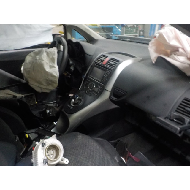 Mechanizm elektryczny centralnego zamka drzwi przednich prawych Toyota Auris (E15) (2010 - 2012) Hatchback 1.8 16V HSD Full Hybrid (2ZRFXE)