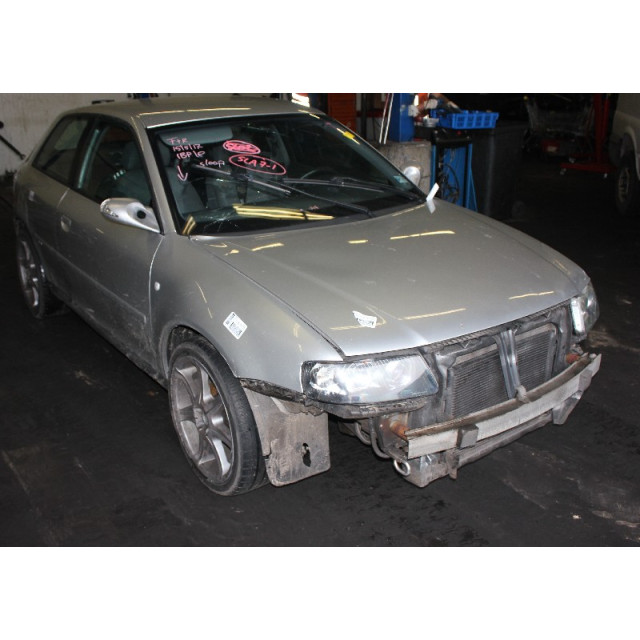 Wycieraczka przednia prawa Audi A3 (8L1) (1996 - 2003) Hatchback 1.6 (AKL)
