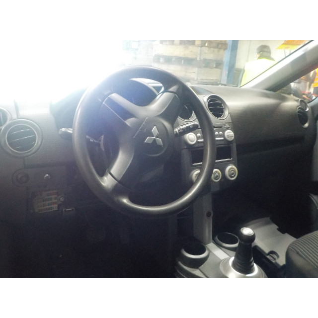 Kolumna zawieszenia przednia prawa Mitsubishi Colt (Z2/Z3) (2004 - 2012) Hatchback 1.3 16V (4A90)