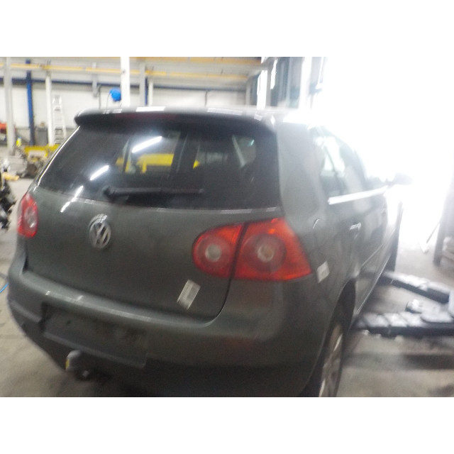 Pas bezpieczeństwa prawy przedni Volkswagen Golf V (1K1) (2003 - 2008) Hatchback 1.6 FSI 16V (BLF(Euro 4))