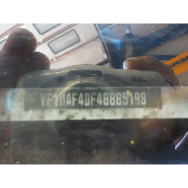 Zacisk hamulcowy przedni prawy Renault Master IV (FV) (2010 - teraz) Van 2.3 dCi 125 16V FWD (M9T-870)