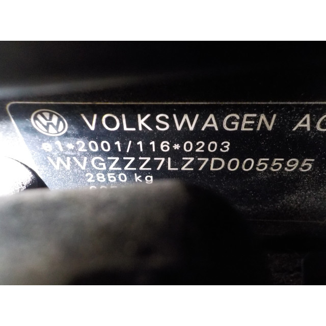 Światło tylne w klapie tylnej z lewej Volkswagen Touareg (7LA/7L6) (2003 - 2010) SUV 2.5 TDI R5 (BAC)