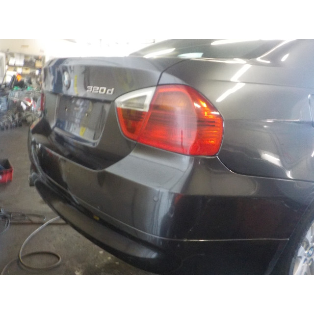 Grill światła przedniego lewego BMW 3 serie (E90) (2004 - 2011) Sedan 320d 16V (M47-D20(204D4))