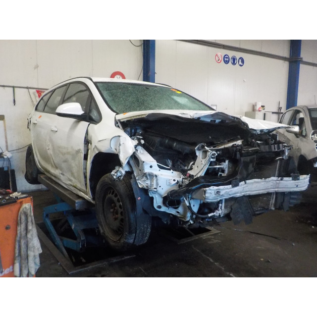 Kolumna zawieszenia przednia lewa Vauxhall / Opel Astra J Sports Tourer (PD8/PE8/PF8) (2010 - 2014) Combi 1.3 CDTI 16V ecoFlex (A13DTE(Euro 5))