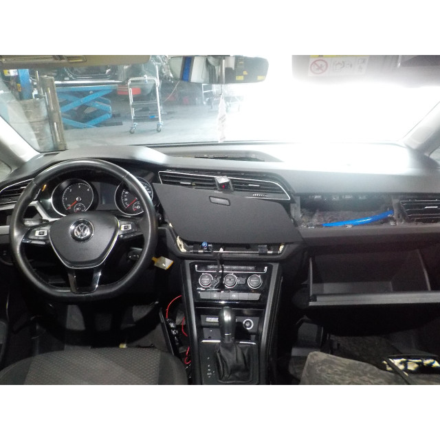 Pas bezpieczeństwa środkowy tylny Volkswagen Touran (5T1) (2016 - 2021) MPV 1.6 TDI SCR BlueMotion Technology (DGDA)