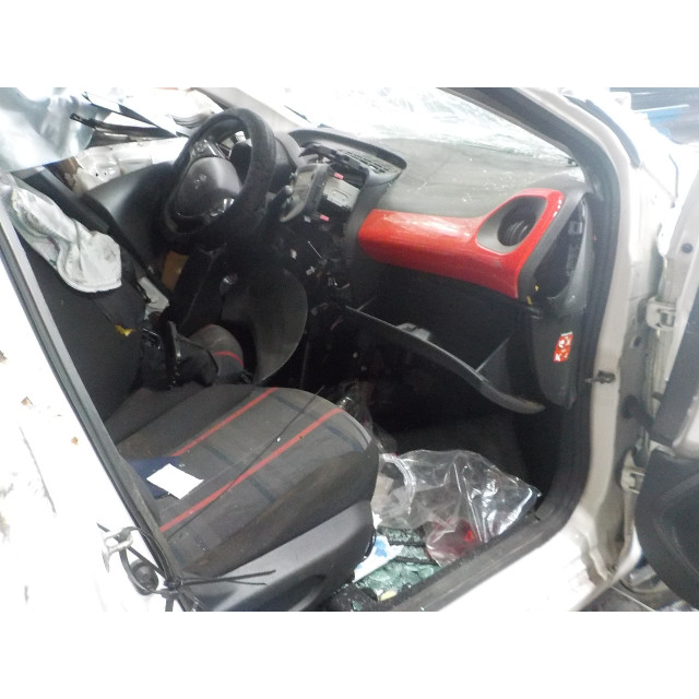 Przełącznik szyby przód prawy Peugeot 108 (2014 - teraz) Hatchback 1.0 12V (1KRFE)
