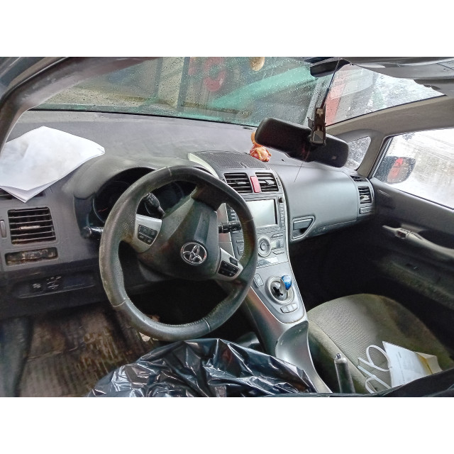 Zacisk hamulcowy przedni prawy Toyota Auris (E15) (2010 - 2012) Hatchback 1.8 16V HSD Full Hybrid (2ZRFXE)