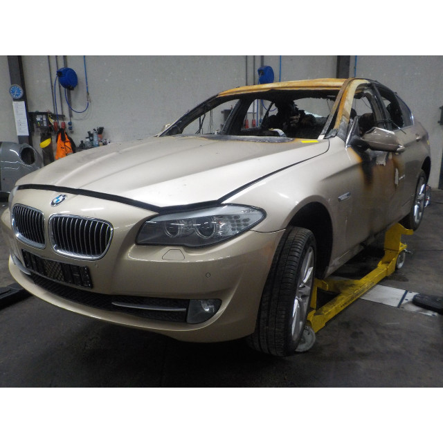 Zawias lewy maski BMW 5 serie (F10) (2011 - 2016) Sedan 528i xDrive 16V (N20-B20A)