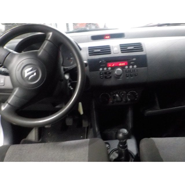 Pas bezpieczeństwa prawy przedni Suzuki Swift (ZA/ZC/ZD1/2/3/9) (2005 - 2010) Hatchback 1.3 VVT 16V (M13A VVT)