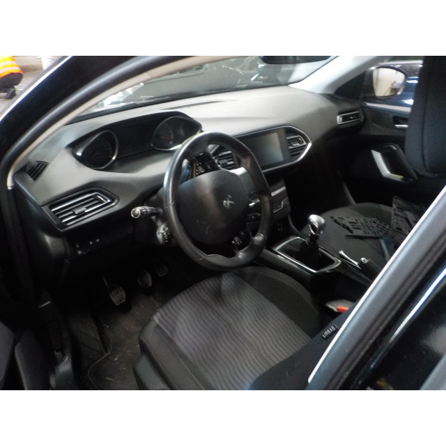 Radioodtwarzacz Peugeot 308 SW (L4/L9/LC/LJ/LR) (2014 - 2021) Combi 5-drs 1.6 BlueHDi 120 (DV6FC(BHZ))