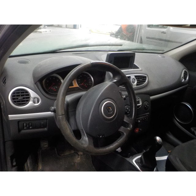 Piasta przednia lewa Renault Clio III (BR/CR) (2005 - 2014) Hatchback 1.2 16V 75 (D4F-706)