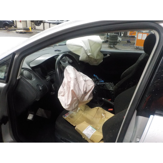 Silnik wycieraczek szyby przedniej Seat Ibiza ST (6J8) (2012 - 2015) Combi 1.2 TSI (CBZA)