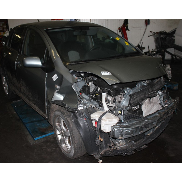 Zacisk hamulcowy przedni prawy Toyota Yaris II (P9) (2008 - 2011) Hatchback 1.33 16V Dual VVT-I (1NRFE)