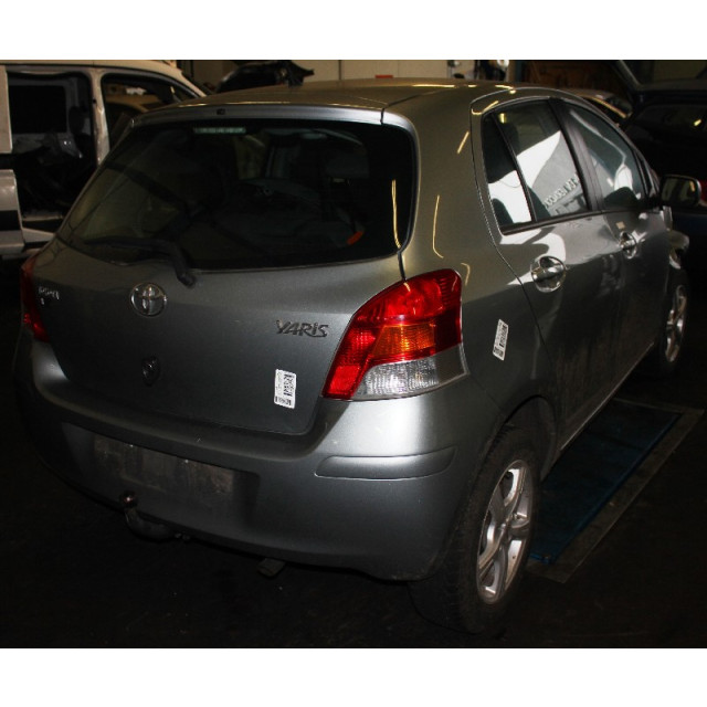 Mechanizm wycieraczek szyby przedniej Toyota Yaris II (P9) (2008 - 2011) Hatchback 1.33 16V Dual VVT-I (1NRFE)