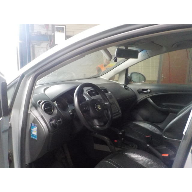 Drzwi przednie prawe Seat Altea (5P1) (2004 - 2009) MPV 2.0 FSI 16V (BLR)
