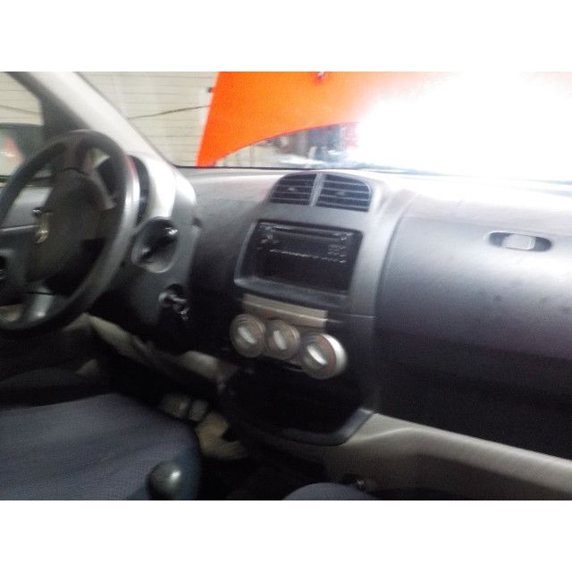 Lewe tylne światło na zewnątrz Daihatsu Sirion 2 (M3) (2005 - 2013) Hatchback 1.0 12V DVVT (1KR-FE)