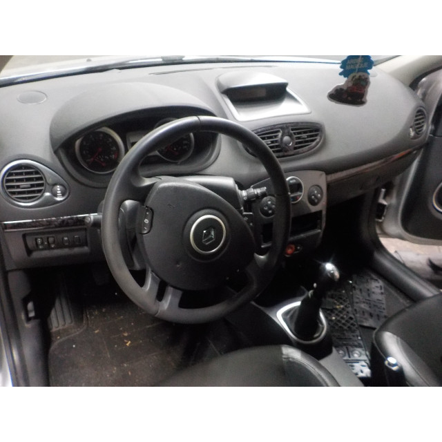 Nadkole przednie prawe Renault Clio III (BR/CR) (2006 - 2014) Hatchback 2.0 16V (M4R-700)