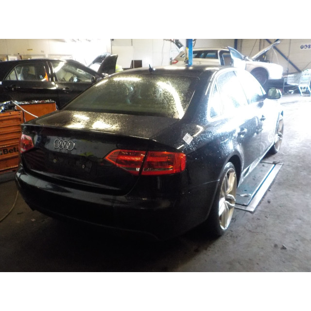Lewe tylne światło na zewnątrz Audi A4 (B8) (2008 - 2015) Sedan 1.8 TFSI 16V (CDHA(Euro 5))