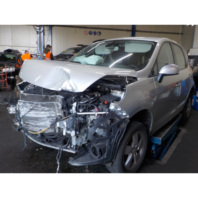Przedni Renault Scénic III (JZ) (2009 - 2016) MPV 2.0 16V CVT (M4R-F711)