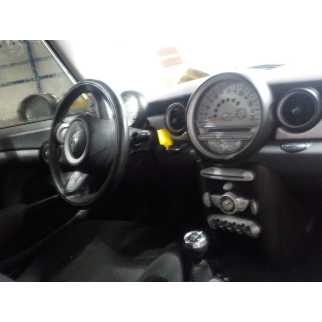 Pas bezpieczeństwa prawy przedni Mini Clubman (R55) (2007 - 2010) Combi 1.6 16V Cooper (N12-B16A)