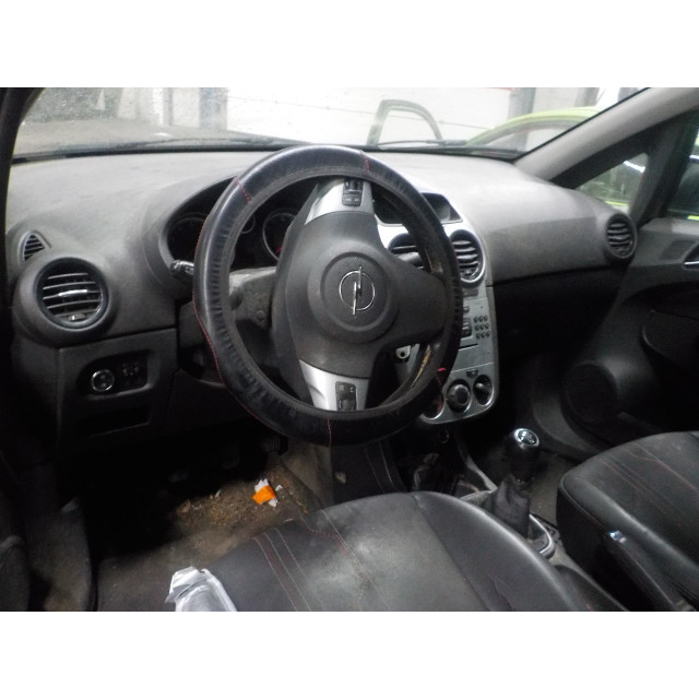 Mechanizm zamka elektrycznego klapy tylnej Vauxhall / Opel Corsa D (2011 - 2014) Hatchback 1.2 16V ecoFLEX Bi-Fuel (A12XER(Euro 5))
