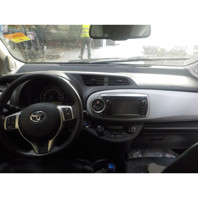 Zacisk hamulcowy przedni prawy Toyota Yaris III (P13) (2012 - 2020) Hatchback 1.5 16V Hybrid (1NZ-FXE)