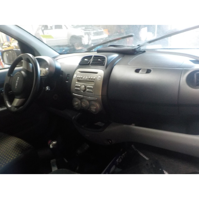 Kolumna zawieszenia przednia prawa Daihatsu Sirion 2 (M3) (2005 - 2013) Hatchback 1.0 12V DVVT (1KR-FE)