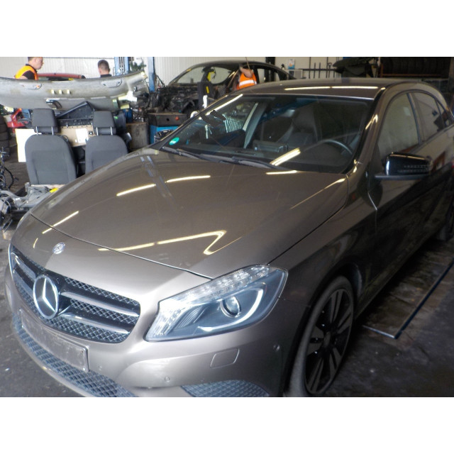 Zwolnienie hamulca ręcznego Mercedes-Benz A (W176) (2012 - 2014) Hatchback 1.8 A-180 CDI 16V (OM651.901(Euro 5))