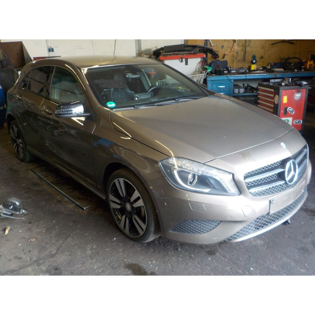 Zwolnienie hamulca ręcznego Mercedes-Benz A (W176) (2012 - 2014) Hatchback 1.8 A-180 CDI 16V (OM651.901(Euro 5))
