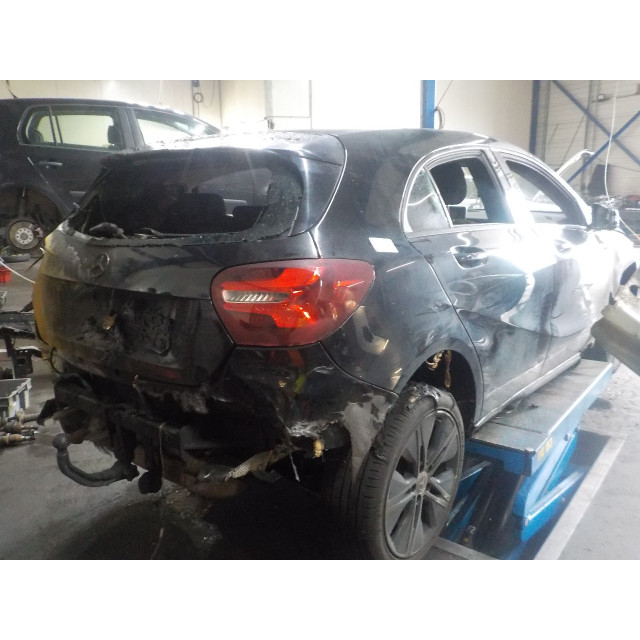 Zwolnienie hamulca ręcznego Mercedes-Benz A (W176) (2012 - 2018) Hatchback 1.6 A-200 16V (M270.910)