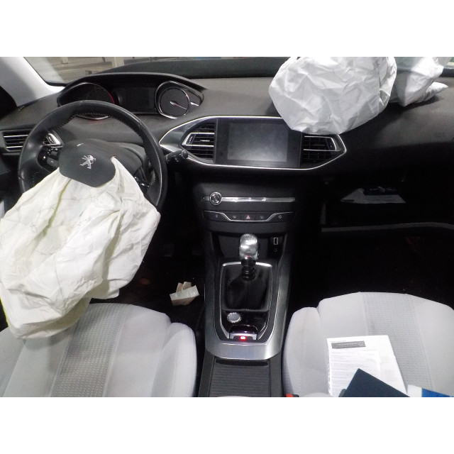 Pompa układu klimatyzacji Peugeot 308 (L3/L8/LB/LH/LP) (2013 - 2021) Hatchback 5-drs 1.2 12V e-THP PureTech 130 (EB2DTS(HNY))