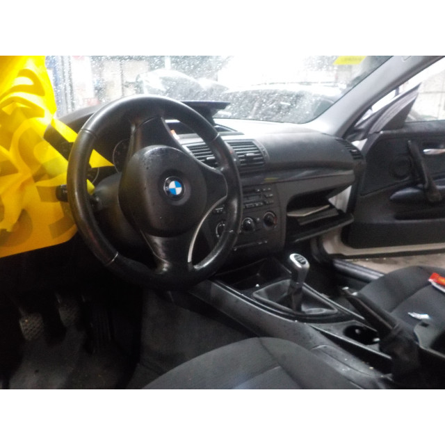 Grill światła przedniego prawego BMW 1 serie (E81) (2008 - 2011) Hatchback 3-drs 116i 2.0 16V (N43-B20A)