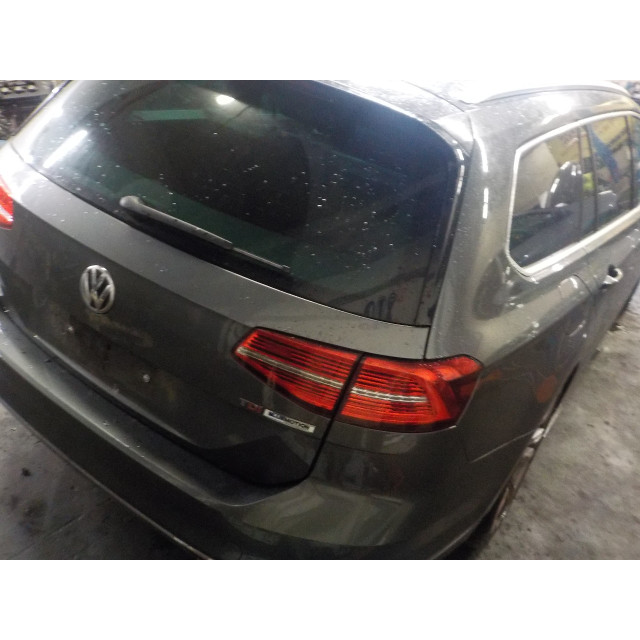 Zacisk hamulcowy przedni prawy Volkswagen Passat Variant (3G5) (2014 - teraz) Combi 1.6 TDI 16V (DCXA)